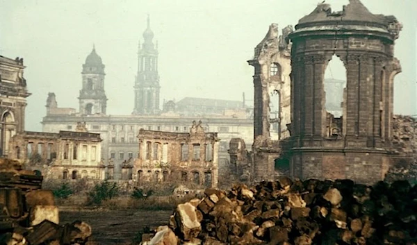 The ruin of the Frauenkirche and the Hofkirche cathedral, Dresden 1950 (Alamy)