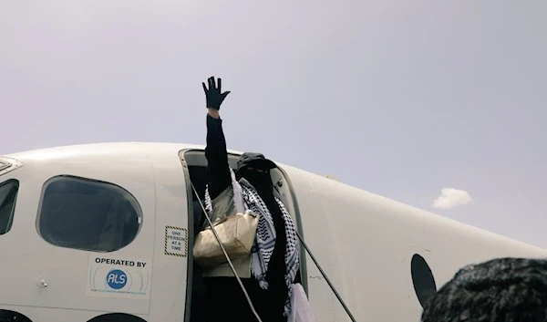 Samira Marsh saluting Yemeni masses upon arrival in Sanaa airport March 16, 2023 (twitter)