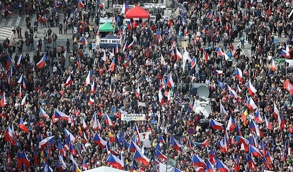 Demonstartors take part in an anti-goverment protest organized by the PRO party in Wenceslas Square, Prague, Czechia, 16 April 2023. (Reuters)