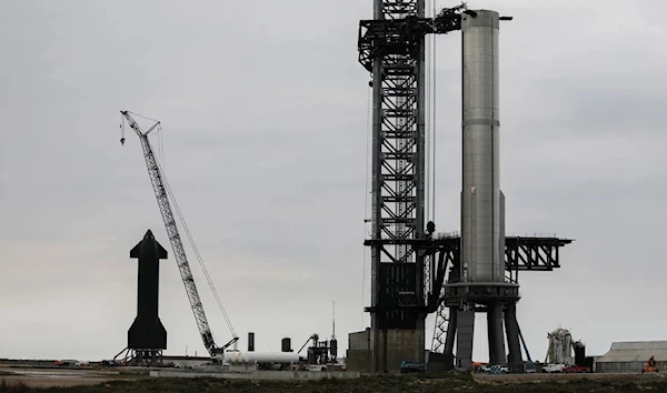 SpaceX workers on February 8 make final adjustments to Starship's orbital launch mount.(AP)