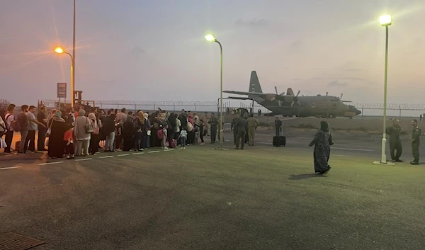 Part of the 343 evacuees from various Arab countries and Germany wait in line after arriving to Amman by plane, Amman, Jordan, 24 April 2023. ( @Petranews/Twitter)