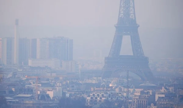 The Eiffel Tower in Paris, France is covered by a smog of air pollutants, 9 December 2016.(Reuters)