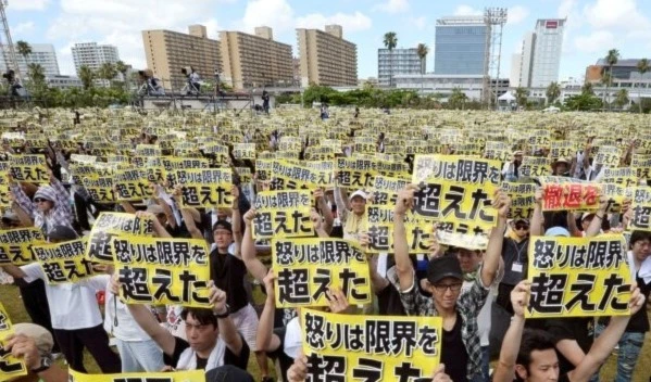 Protesters raise placards reading "Anger was over the limit" during a rally against the U.S. military presence  June 19, 2016 (reuters)