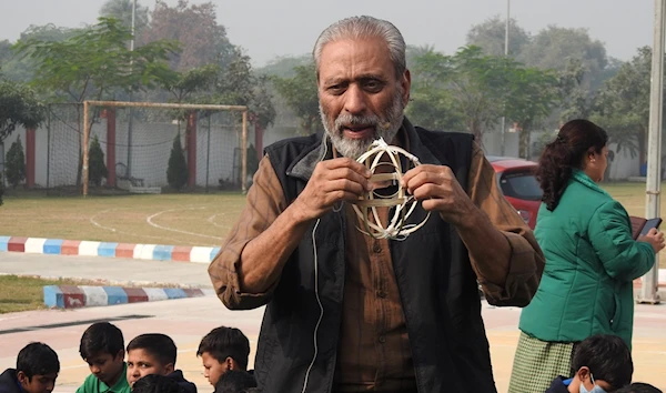 Rakish Khatri, founder of Eco Roots Foundation, teached children how to construct nests to house sparrows, 22 December 2022. (Facebook)