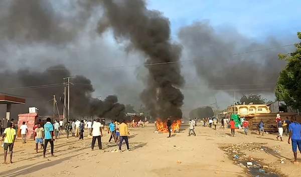 Anti-government demonstrators set a barricade on fire during clashes in N'Djamena, Chad, October 20, 2022 (AP)