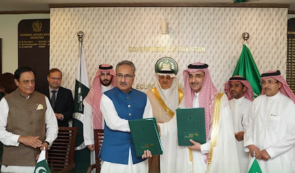 Saudi Fund for Development CEO Sultan Al-Marshad and Pakistani Secretary of the Ministry of Economic Affairs, Kazim Niaz shake hands after singing a $240 million loan deal to finance the Mohmand dam project, 7 April 2023. (SaudiFund_Dev/Twitter)