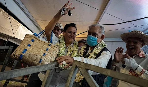 Pro-independence leader and former president of French Polynesia Oscar Temaru celebrates the pro-independence Tavini party's victory, 30 April 2023. (AFP)