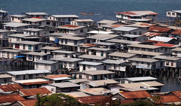 A small boat travels past the stilt house village called Hanuabada, located in Port Moresby Harbour, Papua New Guinea, November 19, 2018. (Reueters)