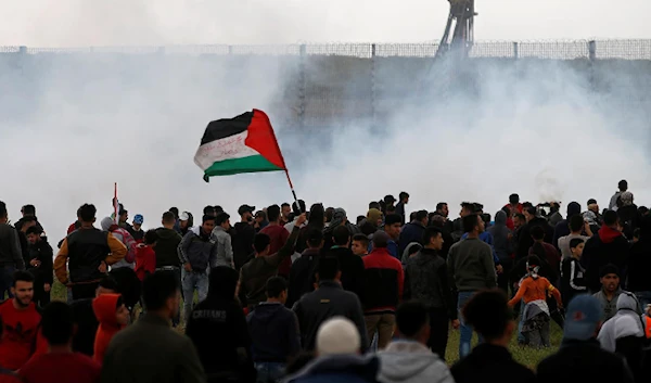 Thousands rally in memorial to Palestinian martyrs