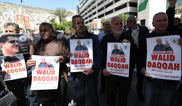 Palestinians in Nablus show organize a sit-in in support of prisoner Walid Daqqa, who has been in Israeli prisons for 38 years, and whose health has been gradually deteriorating. (Wafa news agency)