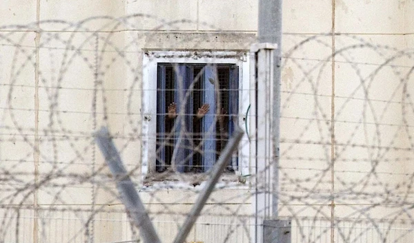 Israeli repression units conduct provocative checks in 'Nafha' prison