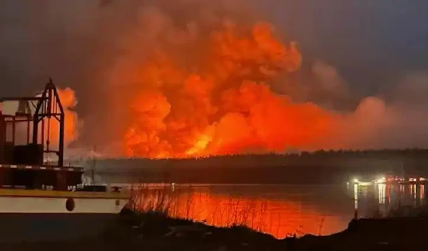 sbkszgFires extended over nearly 1,500 hectares (3,700 acres) and have already consumed a small community comprising some 20 houses in Fox Lake (AFP)