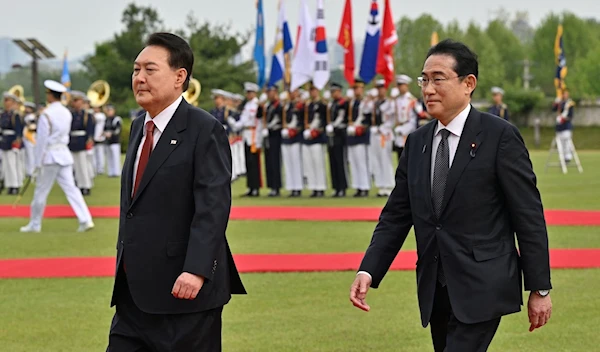 South Korean President Yoon Suk Yeol walks alongside Japanese Prime Minister Fumio Kishida in a welcoming ceremony in Seoul, South Korea, 7 May 2023. (Reuters)