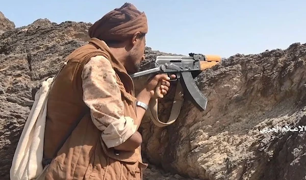 An Ansar Allah fighter who's right arm was amputated, positions himself at the frontline in Yemen's Marib province, 2 November 2021. (Reuters)