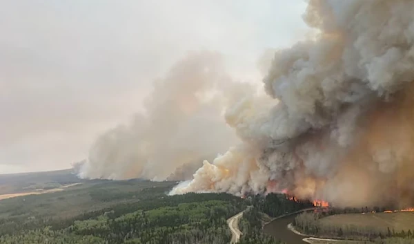 25,000 flee out of wildfires in western Canada