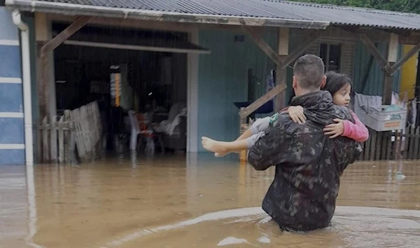 A man rescues a girl in Brazil (Social Media/Twitter)