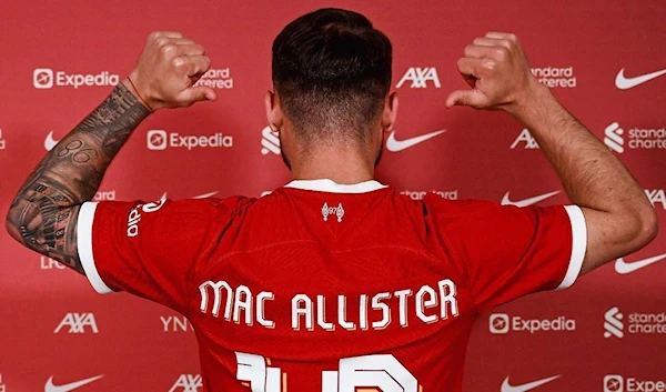 Alexis Mac Allister points his thumbs at the back of his jersey as he completes a transfer to Liverpool FC, June 8 2023. (@liverpoolfc/Instagram))