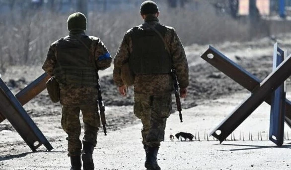 Ukrainian soldiers walk on the front line, near Kiev, on March 20, 2022. (AFP)