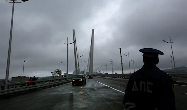 A police officer stands guard on a cable-braced bridge which connects Russky Island and Vladivostok in the city of Russian Far Eastern port of Vladivostok, Russia, Wednesday, Sept 5, 2012.  (AP)