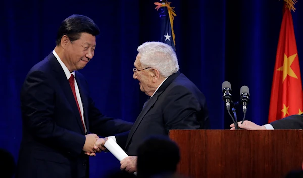 Chinese President Xi Jinping meets with former Secretary of State and National Security Advisor Henry Kissinger after Kissinger introduced him Tuesday at a banquet in Seattle, Washington (AP)