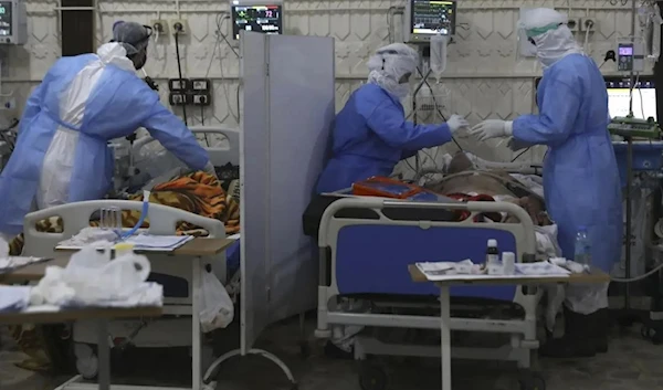 Nurses treat patients infected with the coronavirus in the intensive care unit in the Syrian Medical Society Hospital in the city of Idlib, northwest Syria, Monday, Sept.20,2021. (AP)