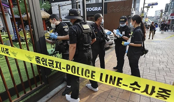 Man stabs 4 people in Seoul Subway station.