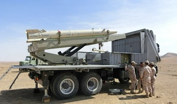 An instructors and trainees carry out tests on the new missile system. (Tasnim)