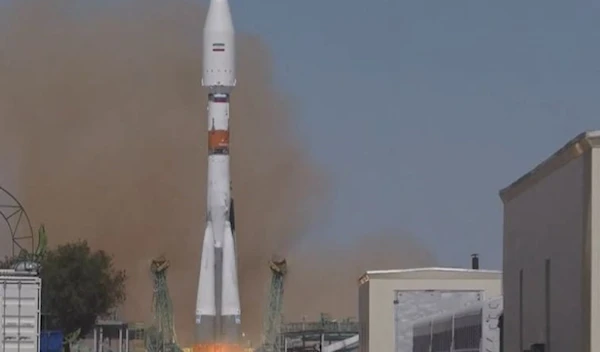 ASoyuz-2.1b rocket booster with the Iranian satellite Khayyam blasts off from the launchpad at the Baikonur Cosmodrome, Kazakhstan, August 9, 2022 (Roscosmos)