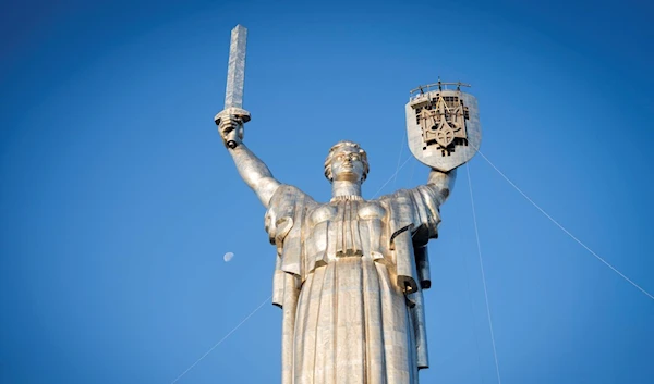 Ukraine replaces Soviet emblem with trident on tallest monument