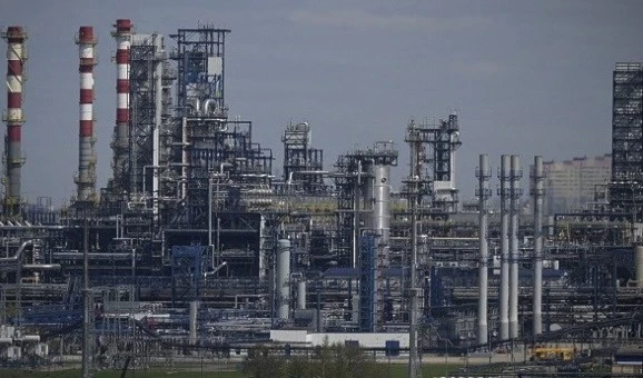 A view shows the Russian oil producer Gazprom Neft’s Moscow oil refinery on the south-eastern outskirts of Moscow on April 28, 2022. (AFP)