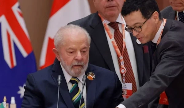 Presiden Brazil Luiz Inacio Lula da Silva berbincang dengan para penasihatnya sebelum sesi kedua pertemuan para pemimpin kelompok G20 di Bharat Mandapam, New Delhi, India, Sabtu, 9 September 2023. (AFP)