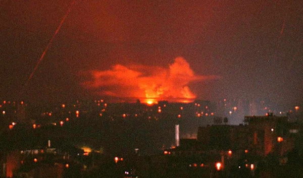 Flames rise from an explosion of a NATO bomb dropped over Belgrade overnight 27 May, 1999 (AFP)