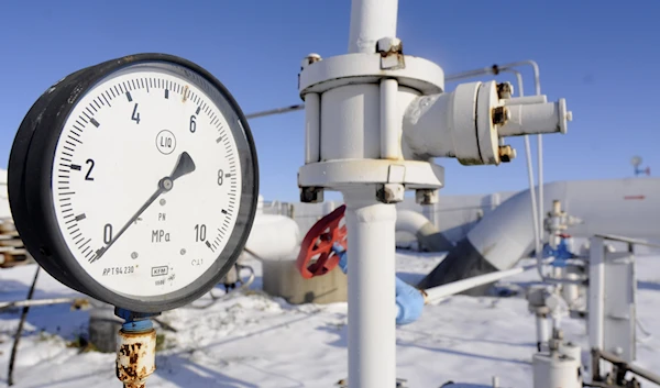 A gas pressure gauge on the main gas pipeline from Russia in the village of Boyarka near the capital Kiev, Ukraine, January 1, 2009 (AP)