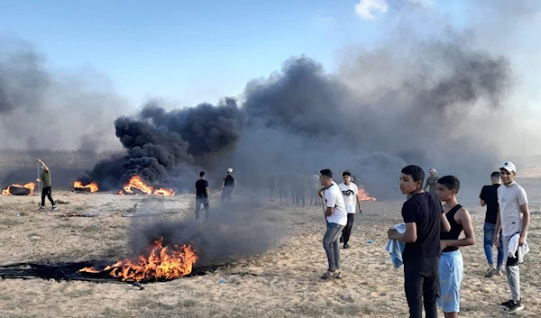 Photos | Rebellious youth set fire to rubber tires east of Rafah, south of the Gaza Strip. (Social media)