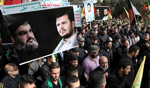 Lebanese Hezbollah supporters, hold portraits of Hezbollah leader Sayyed Hassan Nasrallah and Abdul-Malik al-Houthi, the leader of the Yemeni Ansar Allah, Beirut, Lebanon, October 12, 2016 (AP)