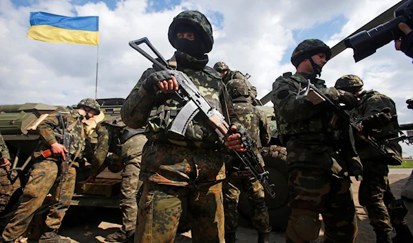 Ukrainian Army troops receive munitions at a field on the outskirts of Izyum, Eastern Ukraine, Tuesday, April 15, 2014. (AP)