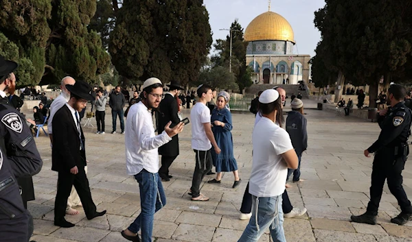 Israeli extremists desecrate al-Aqsa Mosque, under protection of IOF