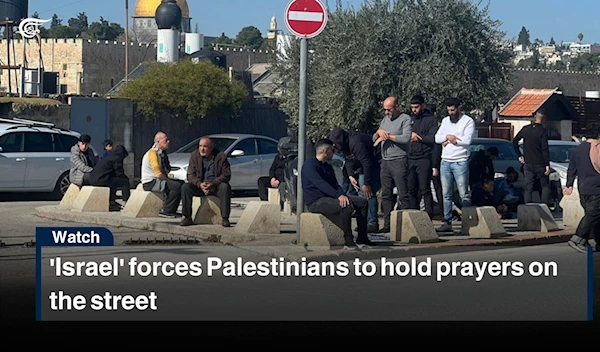 'Israel' forces Palestinians to hold prayers on the street