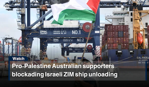 Pro-Palestine Australian supporters blockading Israeli ZIM ship unloading