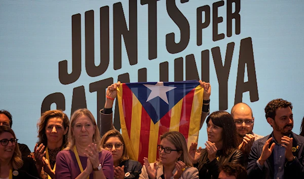 Supporters of the JxCat party celebrate the results of the elections at their headquarters in Barcelona, Catalonia, Spain, Sunday, May 26, 2019(AP)