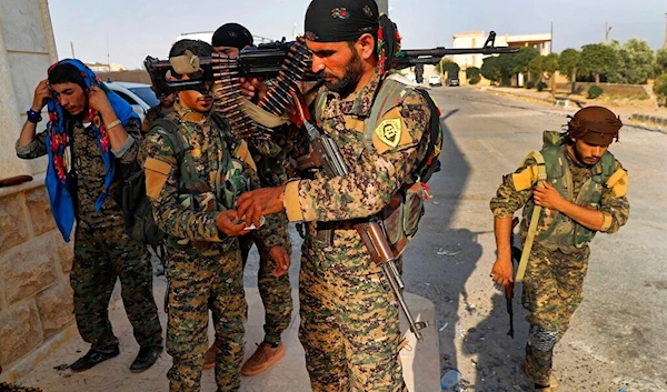 U.S.-backed Syrian Democratic Forces (SDF) militants, prepare for battle, in Raqqa, northeast Syria June 22, 2017 (AP)