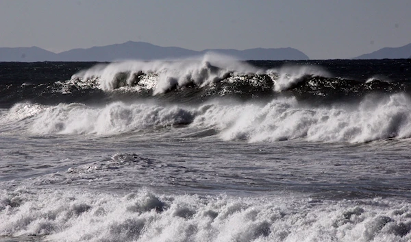 Big waves crash ashore at Manhattan Beach, Calif., Saturday, Dec. 12, 2015.(AP)