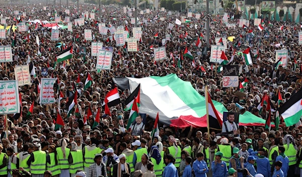 Thousands rallied in support of Gaza in the rebel-controlled Yemeni capital Sanaa on 05/01/2024. (AFP)