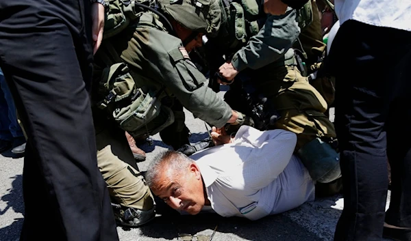 Israeli solders arests a Palestinian protestor during protest in solidarity with Palestinian prisoners on hunger strike in Israeli jails near the settlement of "Shavei Shamron" near Nablus, Tuesday, May 16, 2017. (AP)