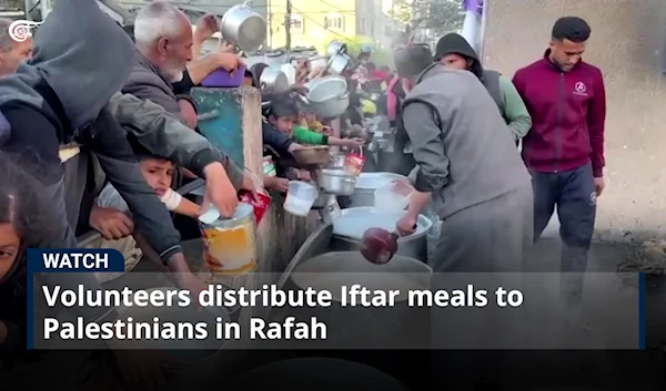 Volunteers distribute Iftar meals to Palestinians in Rafah