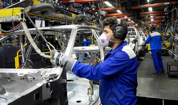 Workers assemble car parts in a car factory in Iran. (MEHR news agency)