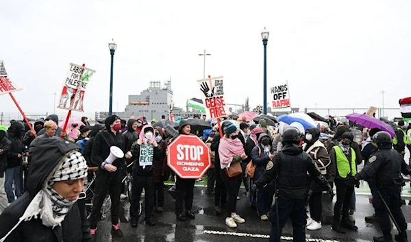 Pro-Palestine protesters in California try to stop a US warship from leaving the San Fransisco dock on March 29, 2024 (X/Commendable99)