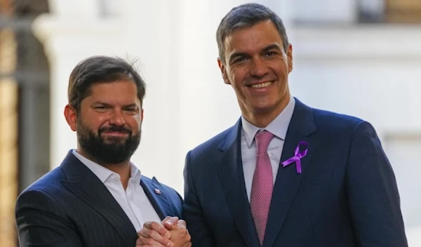 The Chilean President, Gabriel Boric, on the left, poses for a photograph with the Spanish Prime Minister, Pedro Sánchez, who arrived at the La Moneda Presidential Palace in Santiago, Chile, on Friday, March 8, 2024. (AP)