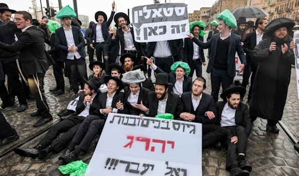 Hundreds of Orthodox block road in "Israel" protesting conscription