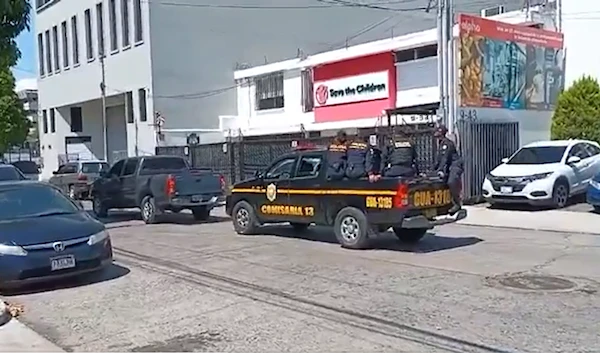 Guatemalan authorities shown at the entrance of the Save the Children offices in Guatemala (Social Media)